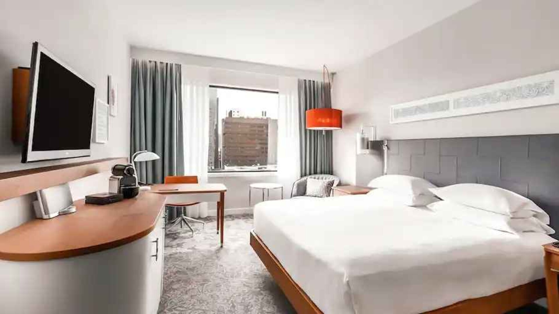 King bedroom with desk and TV screen at the Hilton Rotterdam.