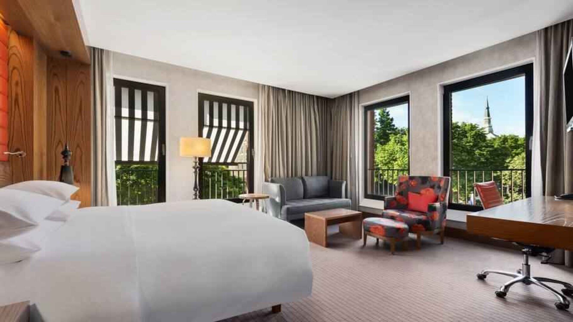 King bedroom with working station at the Hilton The Hague.