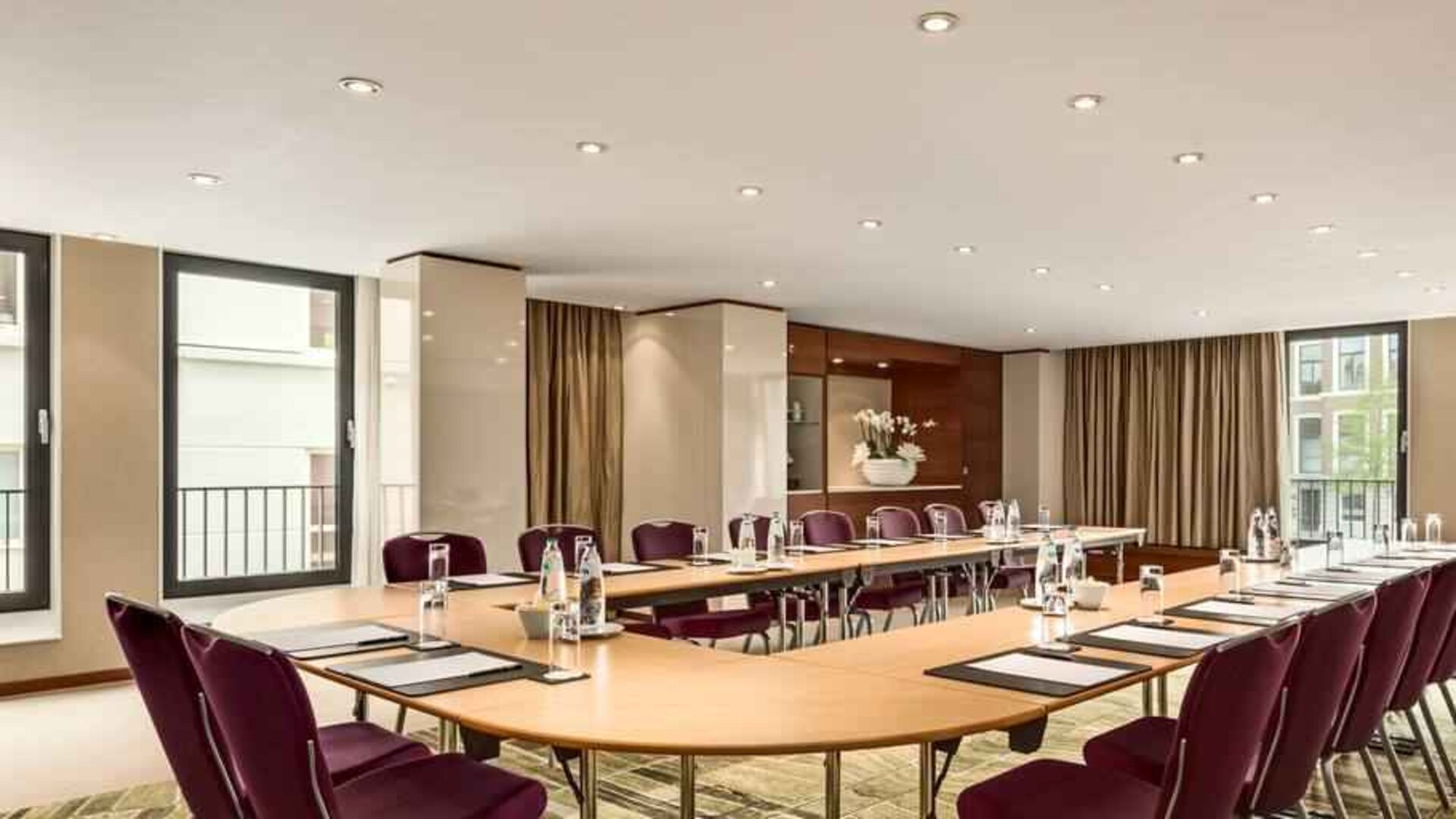 Meeting room with u shape table at the Hilton The Hague.