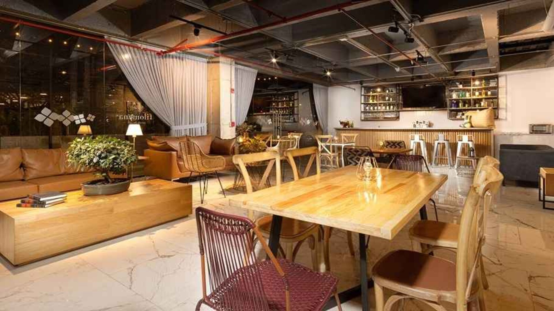 comfortable dining and coworking space at Hilton Garden Inn Cali Ciudad Jardin.