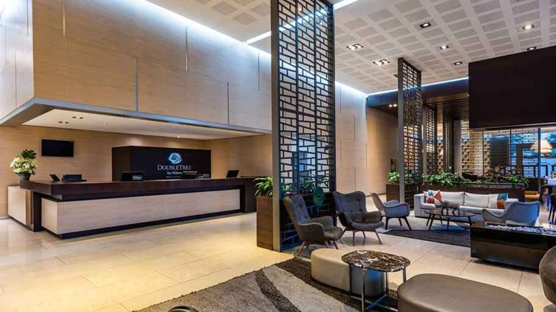 comfortable lobby and coworking area at DoubleTree by Hilton Bogota Salitre AR.
