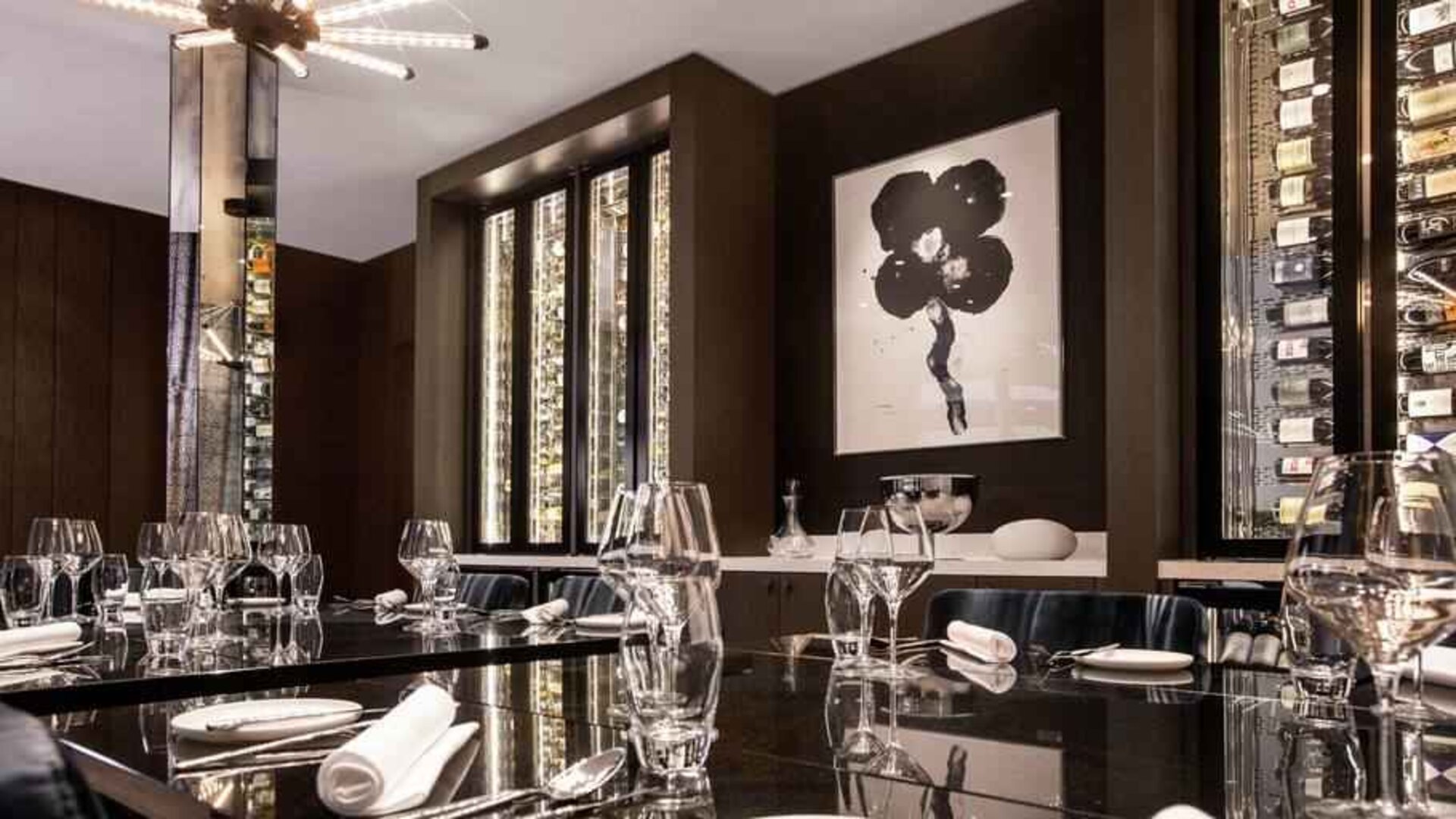 Dining area perfect for co-working at the Hilton Amsterdam Airport Schiphol.