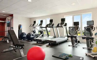 Fully equipped fitness center at the Hilton Garden Inn Leiden.