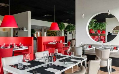 Dining area suitable for co-working at the Hilton Garden Inn Leiden.