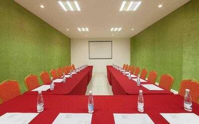 Meeting room with u shape table at the MM Grand Hotel Puebla, Tapestry Collection by Hilton.