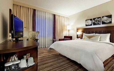 spacious king room with TV and work desk at Hilton Garden Inn Mardin.