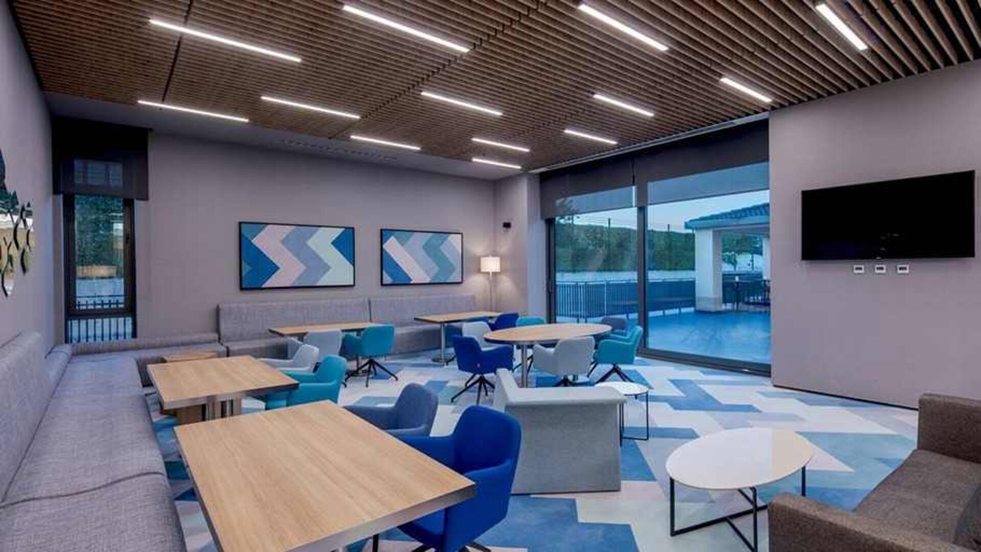 comfortable lobby and coworking space at Hampton by Hilton Istanbul Zeytinburnu.