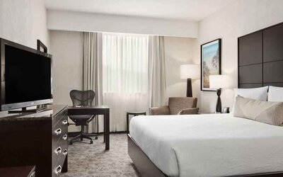 King bedroom with working station at the Hilton Garden Inn Tuxtla Gutierrez.