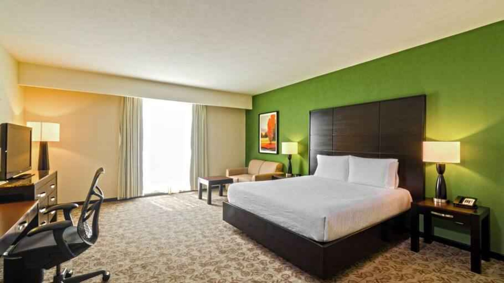 Queen room with desk at the Hilton Garden Inn Tuxtla Gutierrez.