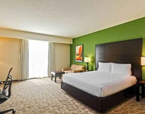 Queen room with desk at the Hilton Garden Inn Tuxtla Gutierrez.