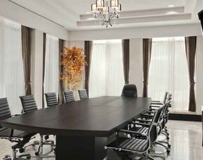 Meeting room with TV screen at the Hilton Garden Inn Tuxtla Gutierrez.