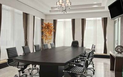 Meeting room with TV screen at the Hilton Garden Inn Tuxtla Gutierrez.