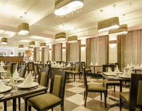 Dining area perfect for co-working at the Hilton Garden Inn Tuxtla Gutierrez.