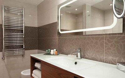 spacious king bathroom at Hilton Barcelona.