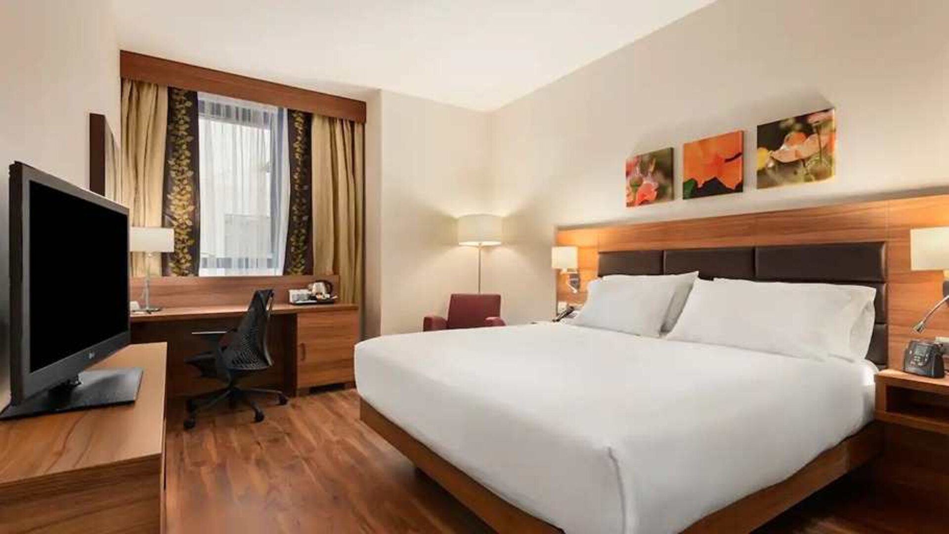 spacious king room with work desk and TV at Hilton Garden Inn Sevilla.