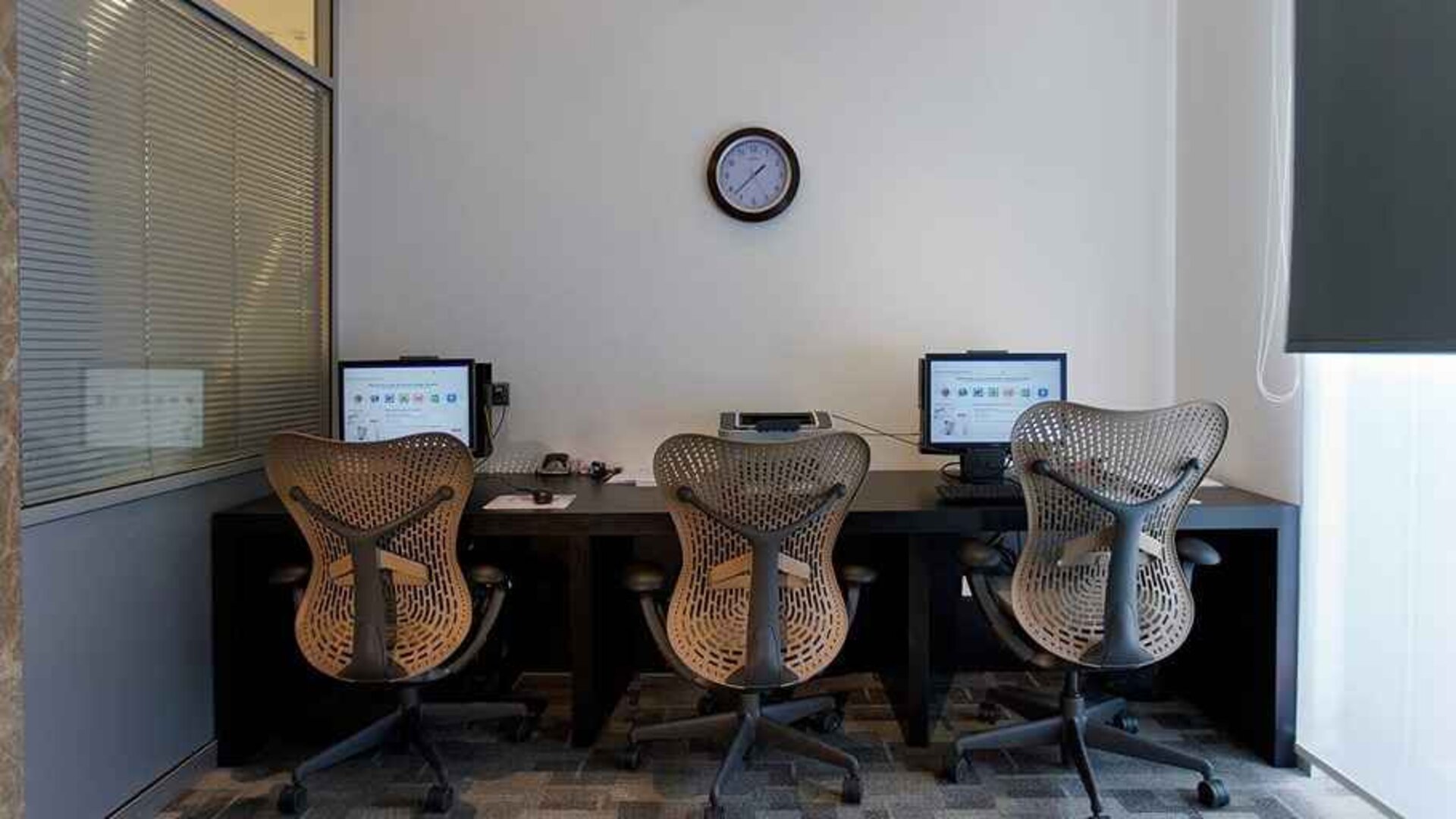 dedicated business center with workspace, PC, internet, and printer at Hilton Garden Inn Kutahya.