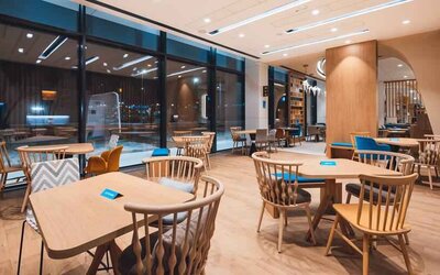 Dining area perfect for co-working at the Hampton by Hilton Warsaw Reduta.