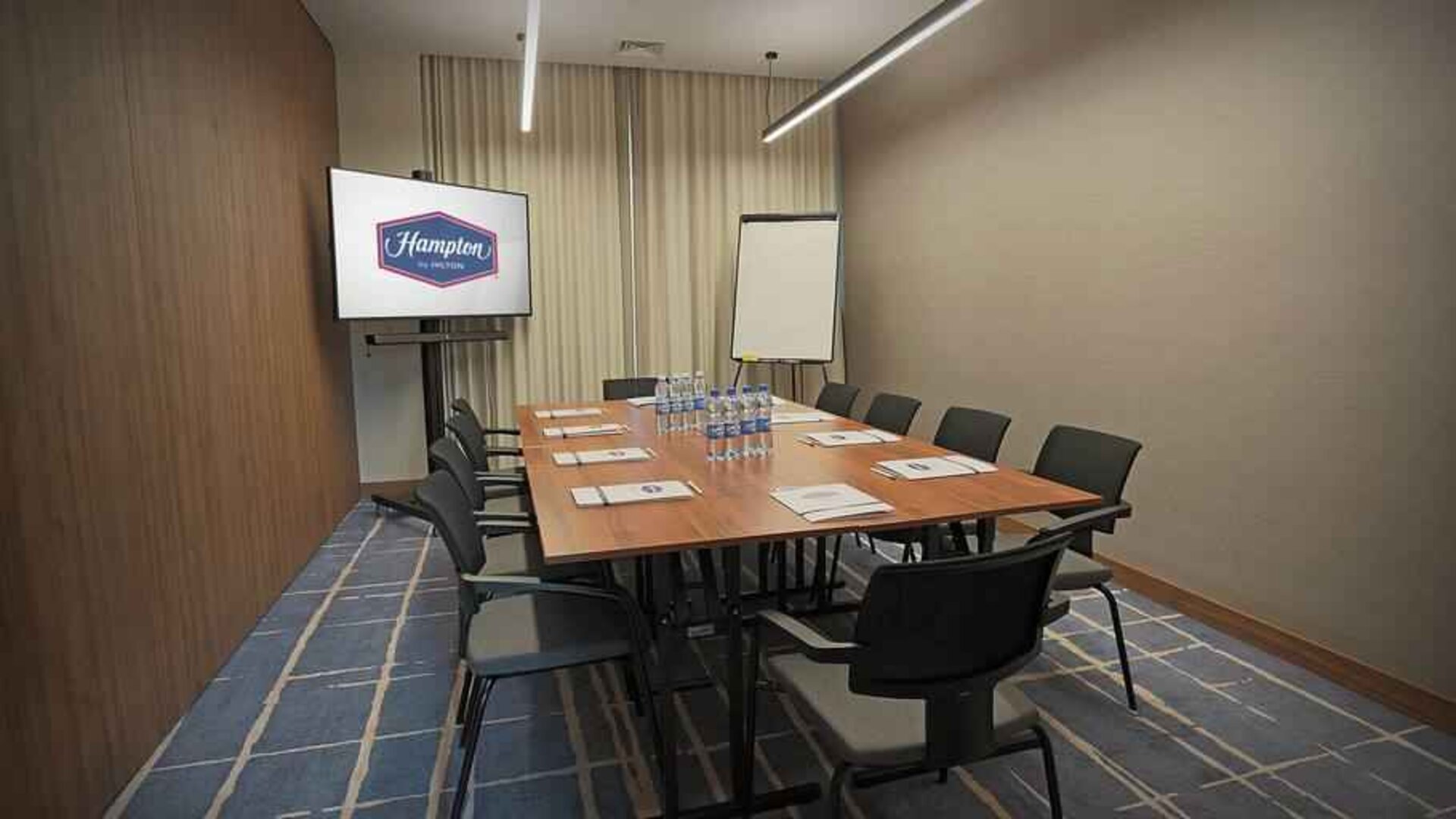 Small meeting room at the Hampton by Hilton Kalisz.