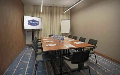 Small meeting room at the Hampton by Hilton Kalisz.