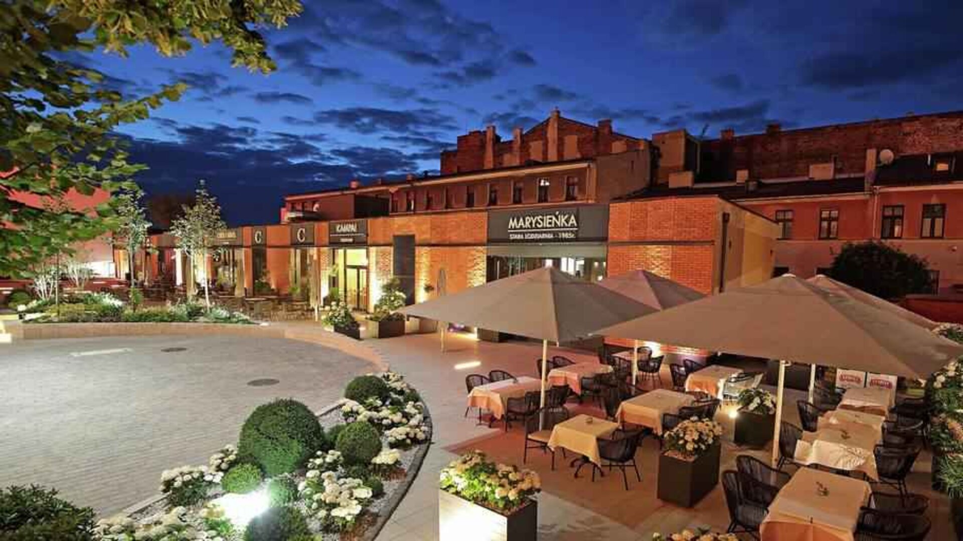 Outdoor patio perfect for co-working at the Hampton by Hilton Kalisz.