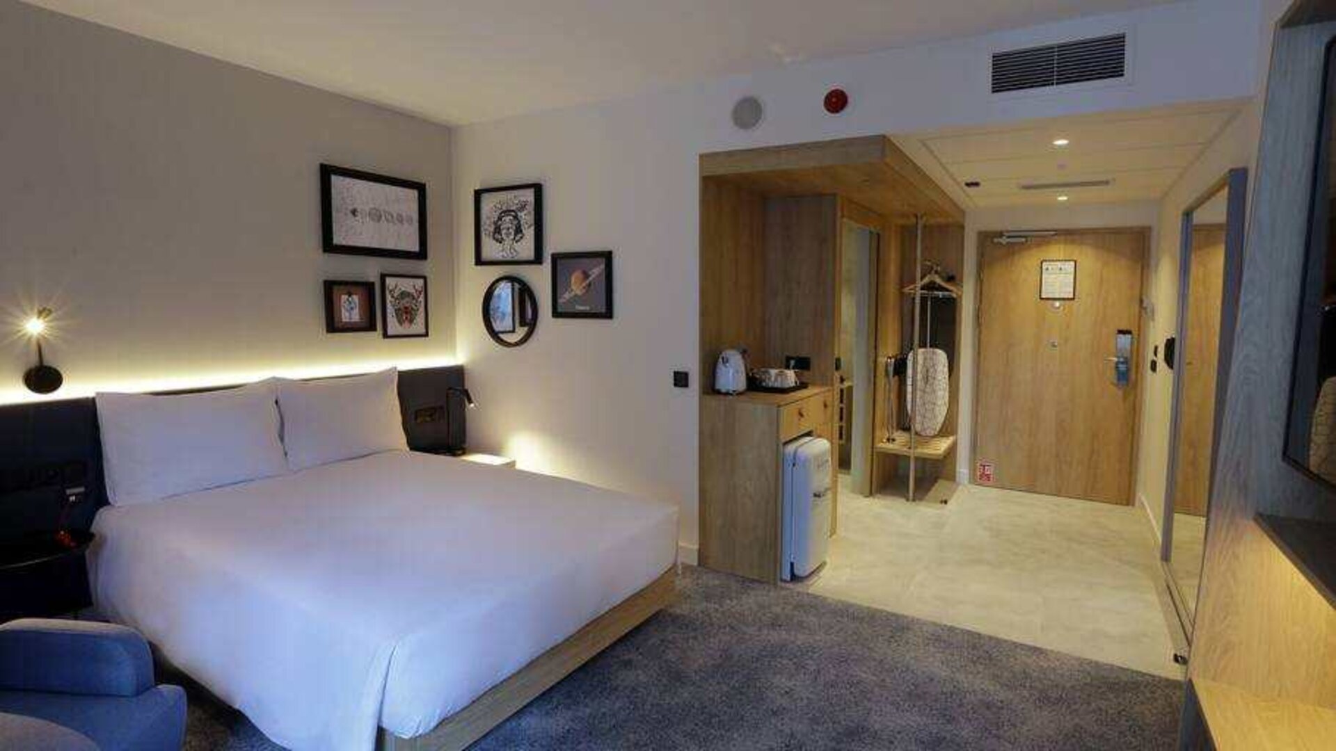 Guestroom with queen size bed at the Hampton by Hilton Olsztyn.