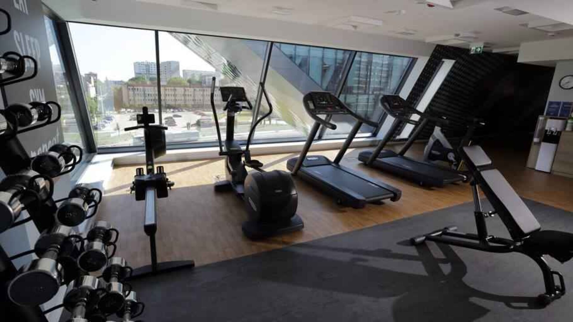 Fitness center with weights and machines at the Hampton by Hilton Olsztyn.