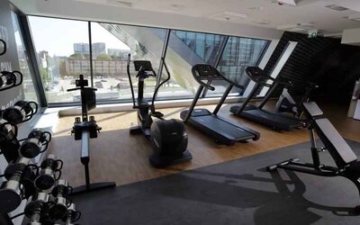 Fitness center with weights and machines at the Hampton by Hilton Olsztyn.