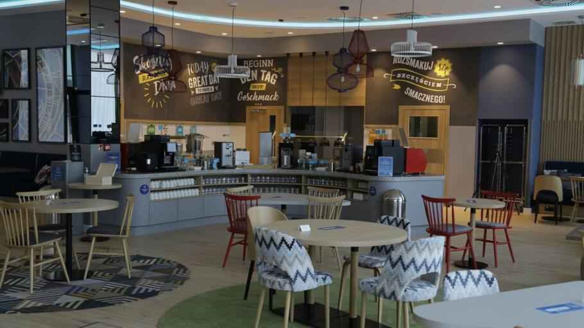 Dining area suitable for co-working at the Hampton by Hilton Olsztyn.