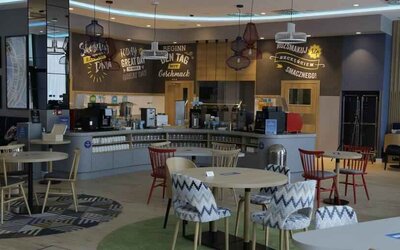 Dining area suitable for co-working at the Hampton by Hilton Olsztyn.