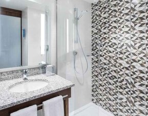 Guest bathroom at the Hampton by Hilton Gdansk Oliwa.