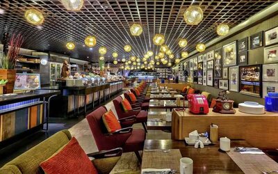 Dining area suitable for co-working at the DoubleTree by Hilton Sukhumvit Bangkok.