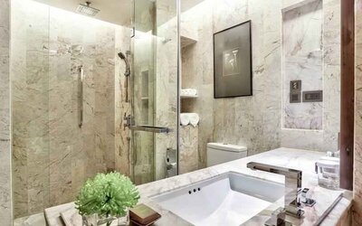 Guest bathroom at the DoubleTree by Hilton Sukhumvit Bangkok.