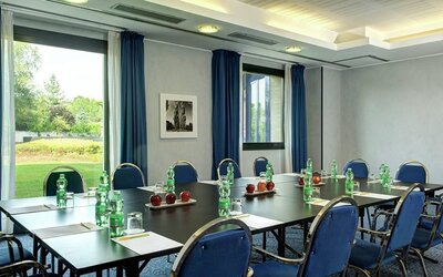 professional meeting room with lots of natural light at Hilton Garden Inn Milan Malpensa.