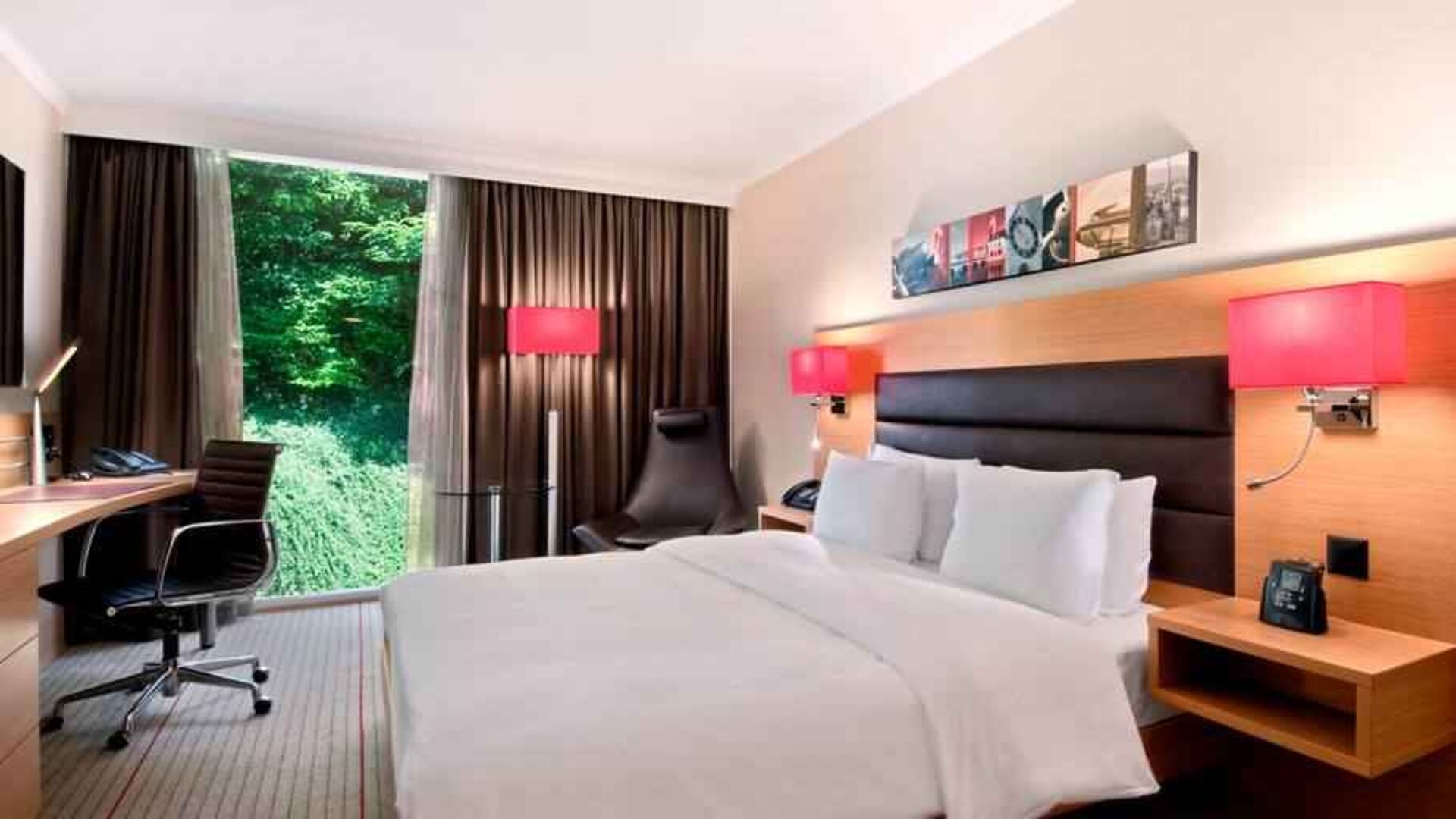 Queen room with desk at the Hilton Zurich Airport.