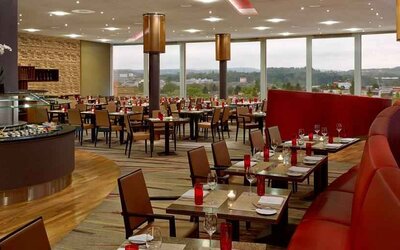 Stylish restaurant area suitable for co-working at the Hilton Zurich Airport.