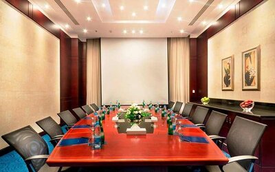 professional meeting room for all business meetings at Hilton Alexandria Green Plaza.