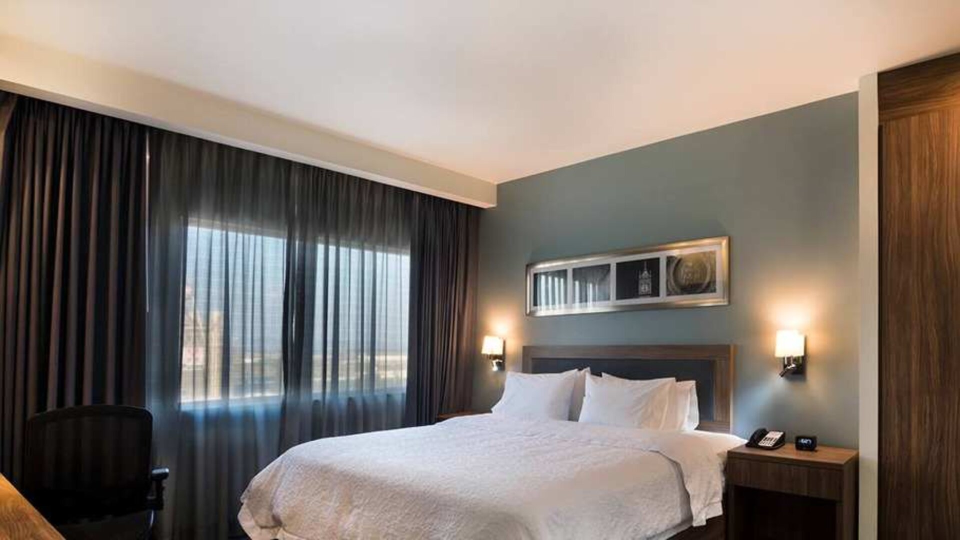 comfortable king suite with desk and chair at Hampton Inn & Suites by Hilton Salamanca Bajio.