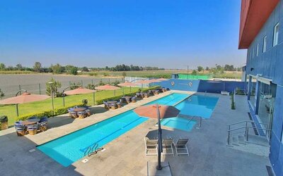 stunning outdoor pool surrounded with sunbeds at Hampton Inn & Suites by Hilton Salamanca Bajio.