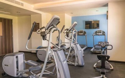 well equipped fitness center at Hampton Inn & Suites by Hilton Salamanca Bajio.