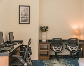 dedicated business center with PC, internet, printer, and workspace at Hampton Inn & Suites by Hilton Salamanca Bajio.