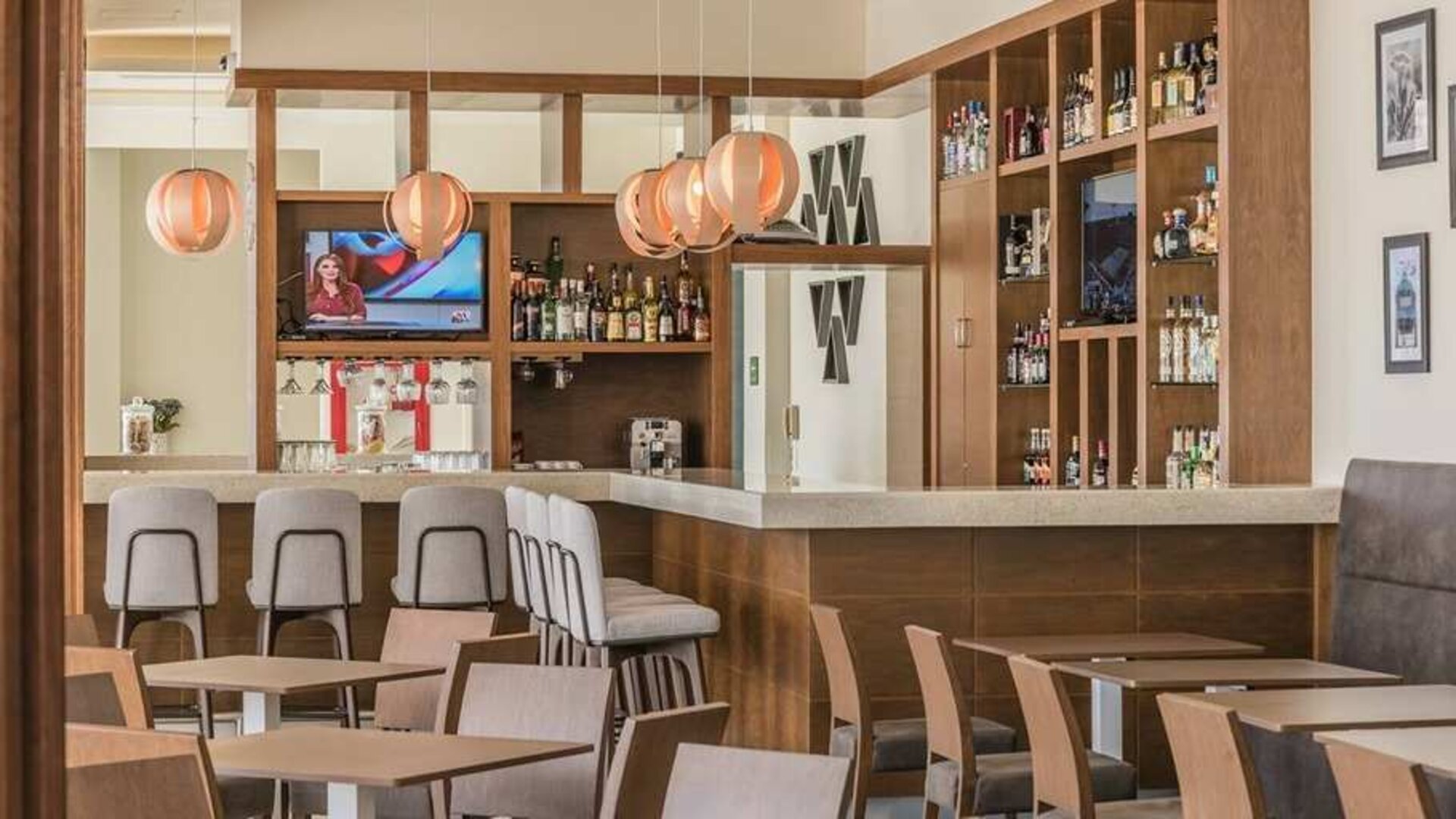 comfortable lobby and coworking space at Hampton Inn & Suites by Hilton Salamanca Bajio.