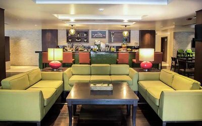 comfortable lobby and lounge area ideal for coworking at Hilton Garden Inn Trivandrum.