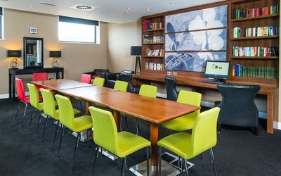 Meeting room and library. 