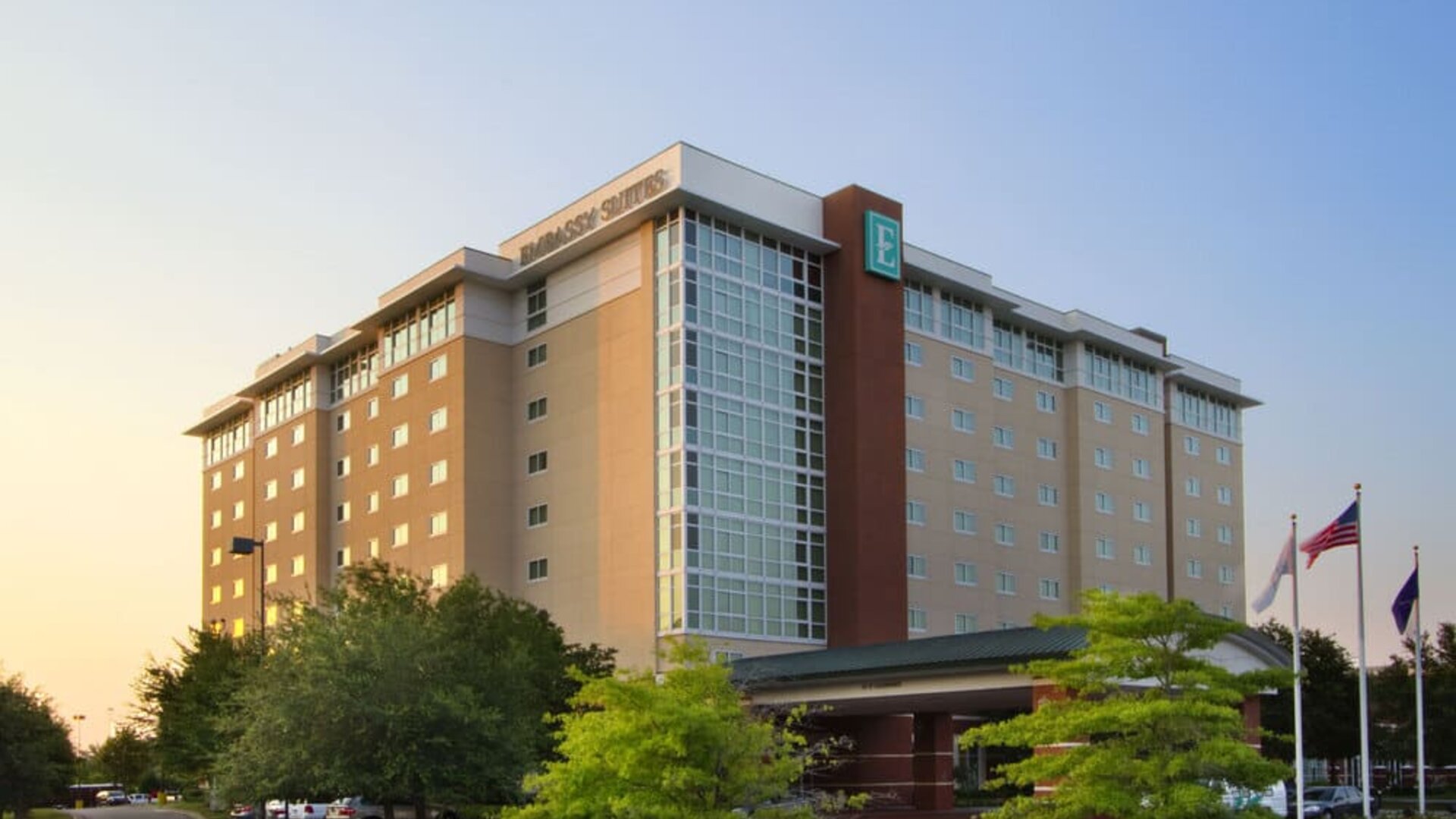 Exterior view of Embassy Suites By Hilton Charleston Airport Convention Center showcasing its modern architecture, landscaped grounds, and convenient entrance.