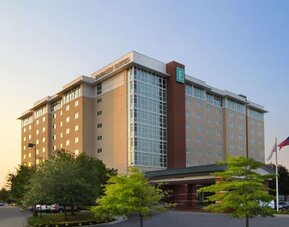 Exterior view of Embassy Suites By Hilton Charleston Airport Convention Center showcasing its modern architecture, landscaped grounds, and convenient entrance.