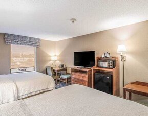 Twin room with working station at the Hampton Inn Greenfield.