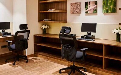 Business center with computers at the Hilton Garden Inn Lucknow.