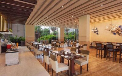 Dining area suitable for co-working at the DoubleTree by Hilton Gurugram Baani Square.