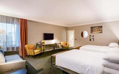 Twin room with desk at the Hilton Brussels Grand Place .