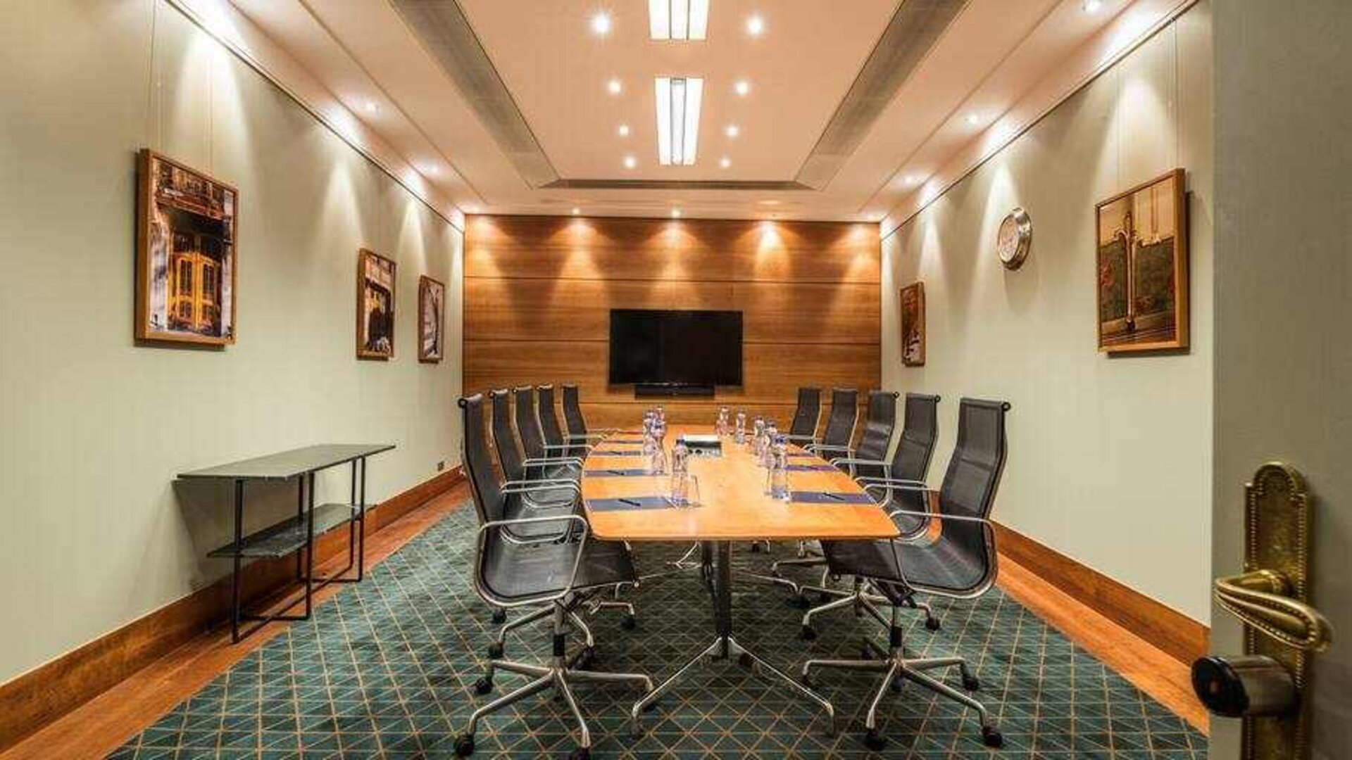 Meeting room at the Hilton Brussels Grand Place .